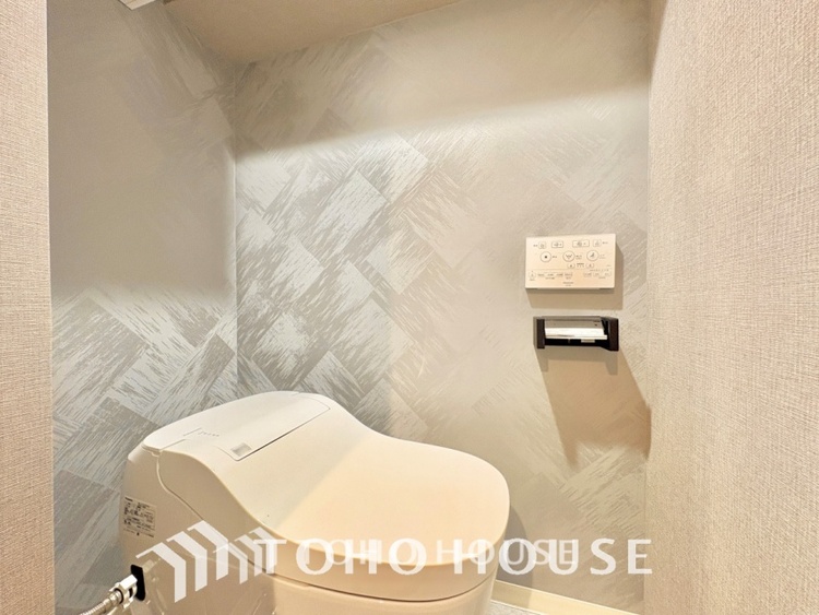 トイレ 清潔感あるホワイト調のクロスと温もり溢れるモダンカラーの床材が見事に調和した本邸宅は、毎日の生活を少しでも快適に過ごして頂ける様に落ち着いた雰囲気作りから行っています。