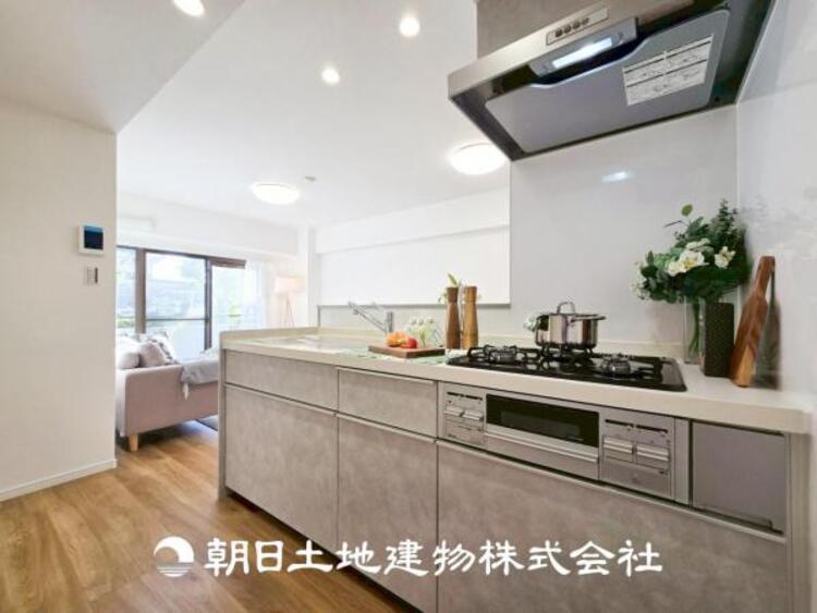 キッチン 【キッチン】日々の生活における家事の動線やリビングとの往来のしやすさに配慮し、お食事の準備や後片付けなどの家事を少しでも楽にするキッチンスペースを目指しました。毎日使う場所だからこそ。ストレスなく使えて、居心地が良くないといけないと思います。