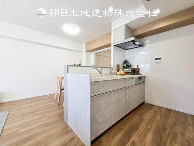 キッチン 【キッチン】仲良しなご夫婦、お子様、みんなでお料理ができる程の贅沢なスペースを実現したキッチンとなっております。みんなで作った料理を召し上がりながらの会話は盛り上がること間違いなしです。