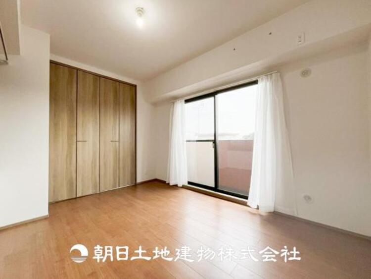 内装 【居室】ご自宅で快適に過ごす条件は、一人ひとり違います。個性が強すぎないシンプルな内装とシンプルなデザインで統一しております。居住していく中であなただけの【幸せマイホーム】を創り上げて下さい。