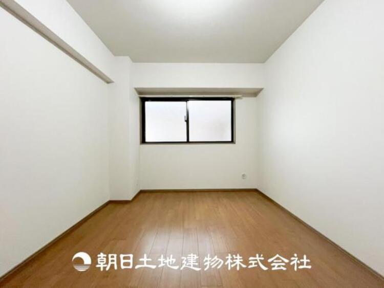 内装 【居室】爽やかな空間演出とセンス良く纏められた室内は良質な寛ぎ空間。そこで暮らす大切な人達のことを考え造りこんだ空間は日々の生活に安らぎを与えてくれます。