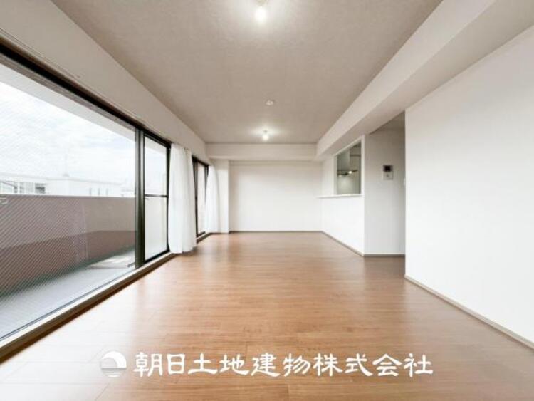 居間 【リビング】1日の中で最も長い時間を過ごすことになるリビングだからこそ、いつも笑顔があふれる空間であるように。広々とした空間から幸せな未来を。1日の中で最も長い時間を過ごすリビングは、笑顔があふれる空間です。広々とした空間から幸せな未来を。