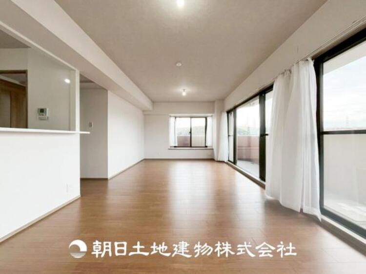 居間 【リビング】開放的で明るい空間が広がるLDK。リビングには暖かな太陽が降り注ぎ、爽やかな住空間です。お友達を呼んでお茶をしたり、一緒に料理を楽しみながら楽しい時間を。