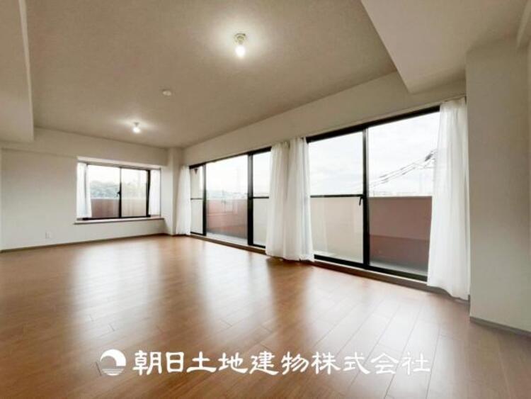 居間 【ダイニング】温かい色合いのフローリングと清々しい爽やかなクロスが明るい空間を創り出しているダイニングキッチン。ゆっくりと過ごす空間に相応しく、ここで楽しむ時間が家族や友人との絆をより深めてくれそうです。