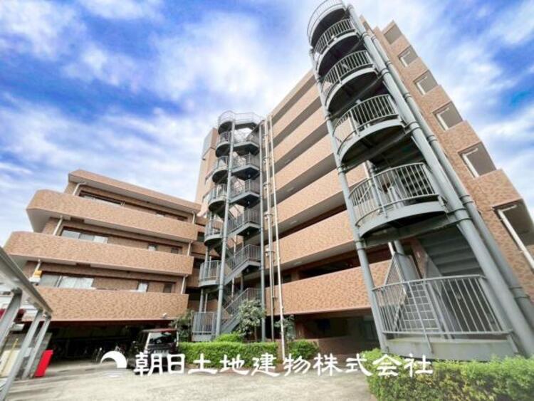 外観 【外観写真】表現された空間はたくさんの光を浴び、風を感じ、暮らしの時間を豊かにしてくれます。デザインされた空間と競い合うかのような充実した建物と共に大切な家族の思い出を刻んでいきます。