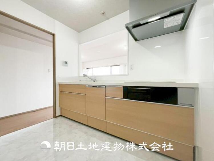 キッチン 【キッチン】仲良しなご夫婦、お子様、みんなでお料理ができる程の贅沢なスペースを実現したキッチンとなっております。みんなで作った料理を召し上がりながらの会話は盛り上がること間違いなしです。