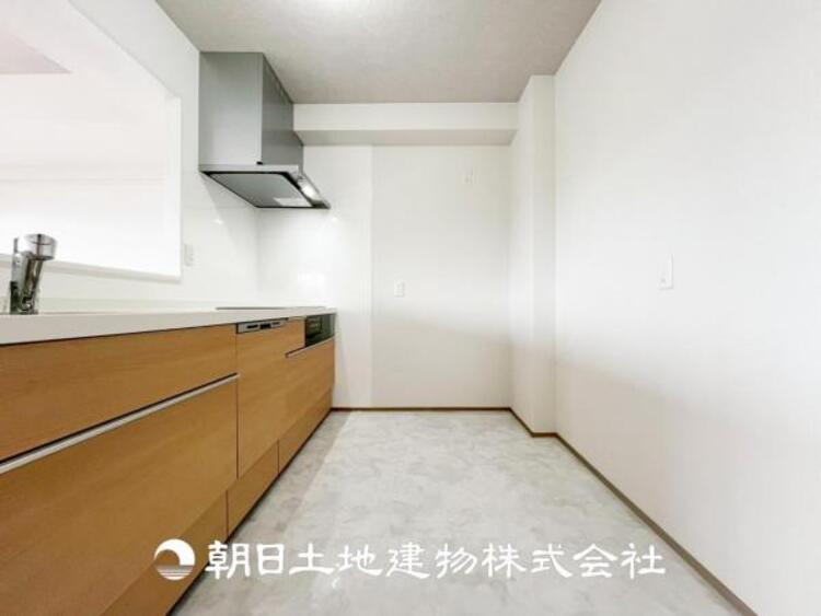 キッチン 【キッチン】日々の生活における家事の動線やリビングとの往来のしやすさに配慮し、お食事の準備や後片付けなどの家事を少しでも楽にするキッチンスペースを目指しました。毎日使う場所だからこそ。ストレスなく使えて、居心地が良くないといけないと思います。