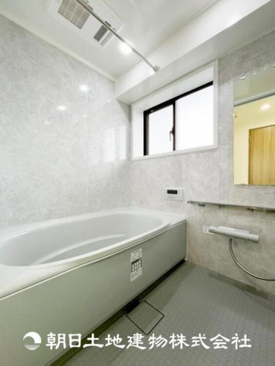 風呂 【浴室】上品な色合いが魅力のバスルームは、ほっと落ち着く空間を作り出しています。広々とした浴槽で体を癒やしながら、疲れを取り除けるような仕様です。お子様と一緒に楽しく入るのもいいですね。