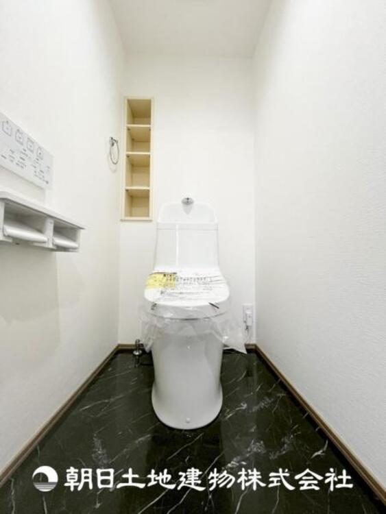 トイレ 【トイレ】家族みんなが毎日使う場所だから。お掃除がしやすい方はいい。いつまでも清潔な空間を保てるように、汚れをふき取り易いフロアと壁紙をチョイス致しました。洗浄便座になっておりますので、とても清潔にご使用いただけます。