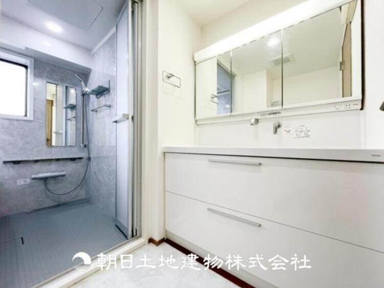 洗面 【洗面化粧台】慌ただしい1日が始まり、充実した1日の終わりを締めくくる洗面所。快適に過ごせることはもちろん、収納や機能性を兼ね備えた洗面化粧台です。快適に過ごせることはもちろん、収納や機能性を兼ね備えた洗面化粧台です。