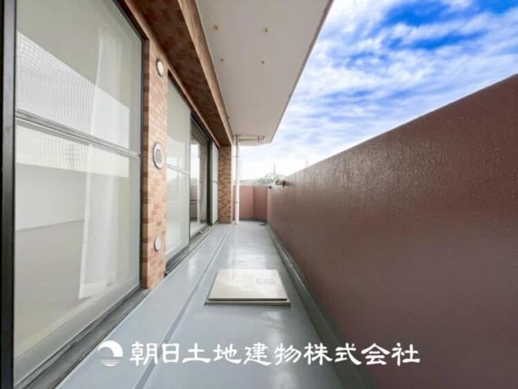 バルコニー 【バルコニー】温かい太陽を感じる事ができるのは、目の前に遮るものが無いから。彼方に広がる風景が絵画のように広がります。