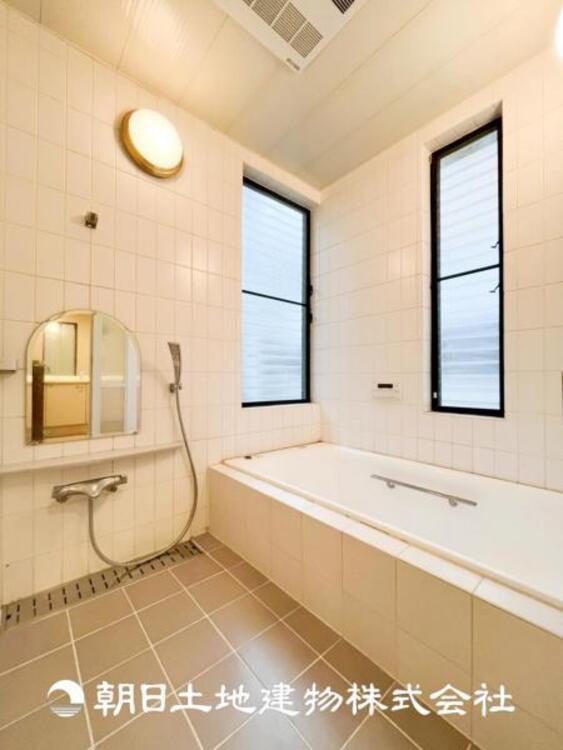 風呂 【浴室】上品な色合いが魅力のバスルームは、ほっと落ち着く空間を作り出しています。広々とした浴槽で体を癒やしながら、疲れを取り除けるような仕様です。お子様と一緒に楽しく入るのもいいですね。