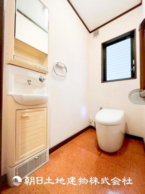 トイレ 【トイレ】家族みんなが毎日使う場所だから。お掃除がしやすい方はいい。いつまでも清潔な空間を保てるように、汚れをふき取り易いフロアと壁紙をチョイス致しました。洗浄便座になっておりますので、とても清潔にご使用いただけます。