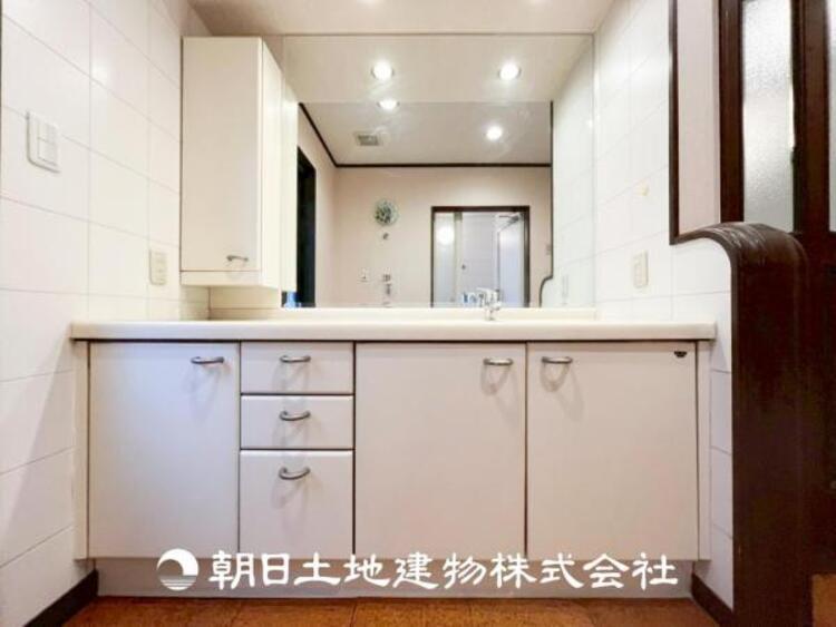 洗面 【洗面化粧台】慌ただしい1日が始まり、充実した1日の終わりを締めくくる洗面所。快適に過ごせることはもちろん、収納や機能性を兼ね備えた洗面化粧台です。快適に過ごせることはもちろん、収納や機能性を兼ね備えた洗面化粧台です。