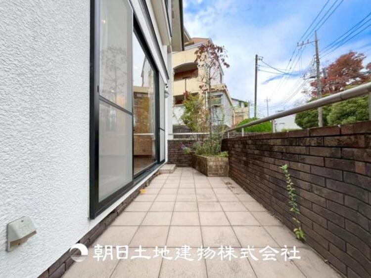 バルコニー 【バルコニー】太陽に愛された家。陽当り・通風に優れた魅力的で快適さを追求した住宅です。ここに住むからこそ意味がある。そんな特別感に浸りながら、毎日をお過ごし下さい。