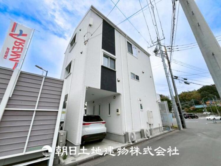 外観 【外観写真】表現された空間はたくさんの光を浴び、風を感じ、暮らしの時間を豊かにしてくれます。デザインされた空間と競い合うかのような充実した建物と共に大切な家族の思い出を刻んでいきます。