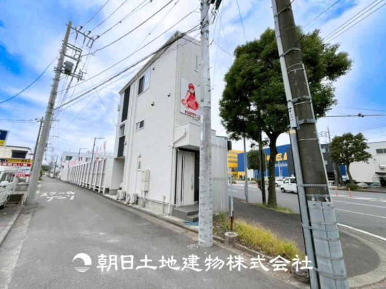 外観 【外観写真】シンプルで洗練された外観が特徴のモダンな一軒家です。直線的なフォルムと落ち着いた色合いが、都会的な雰囲気を演出しています。