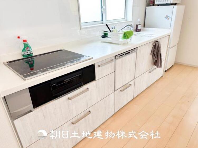 キッチン 【キッチン】仲良しなご夫婦、お子様、みんなでお料理ができる程の贅沢なスペースを実現したキッチンとなっております。みんなで作った料理を召し上がりながらの会話は盛り上がること間違いなしです。