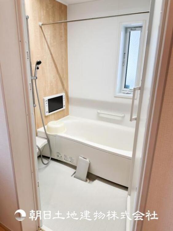 風呂 【浴室】上品な色合いが魅力のバスルームは、ほっと落ち着く空間を作り出しています。広々とした浴槽で体を癒やしながら、疲れを取り除けるような仕様です。お子様と一緒に楽しく入るのもいいですね。