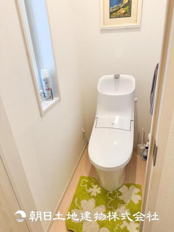 トイレ 【トイレ】家族みんなが毎日使う場所だから。お掃除がしやすい方はいい。いつまでも清潔な空間を保てるように、汚れをふき取り易いフロアと壁紙をチョイス致しました。洗浄便座になっておりますので、とても清潔にご使用いただけます。