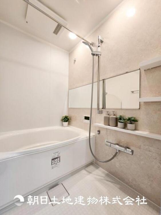 風呂 【浴室】上品な色合いが魅力のバスルームは、ほっと落ち着く空間を作り出しています。広々とした浴槽で体を癒やしながら、疲れを取り除けるような仕様です。お子様と一緒に楽しく入るのもいいですね。