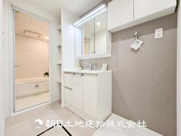 洗面 【洗面化粧台】広々とした洗面台は、日々の身だしなみチェックや歯磨きなど、朝の慌ただしい時間でも心に余裕とゆとりを作ってくれます。今日も１日頑張ろう。そう思える場所でありたいと思っています。