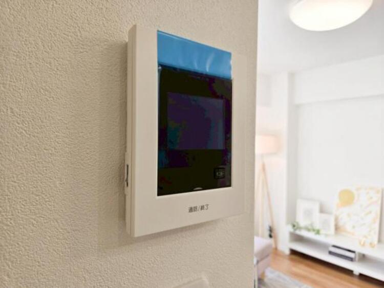 設備 【モニター付きインターホン】訪問者の確認が出来るので、セキュリティ対策にも最適のモニター付きインターホン。
