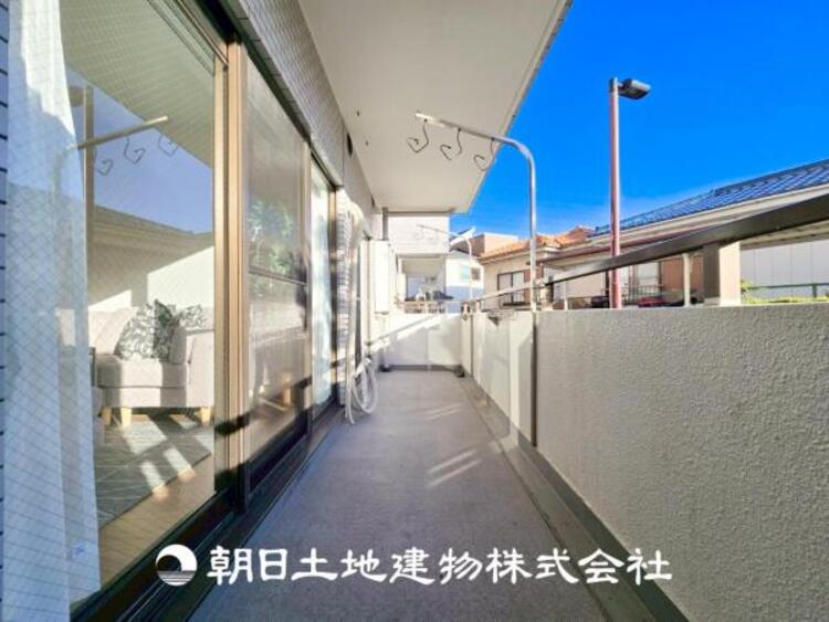 バルコニー 【バルコニー】温かい太陽を感じる事ができるのは、目の前に遮るものが無いから。彼方に広がる風景が絵画のように広がります。