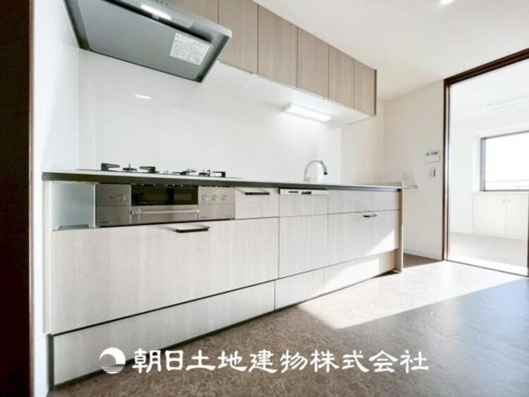 キッチン 【キッチン】仲良しなご夫婦、お子様、みんなでお料理ができる程の贅沢なスペースを実現したキッチンとなっております。みんなで作った料理を召し上がりながらの会話は盛り上がること間違いなしです。