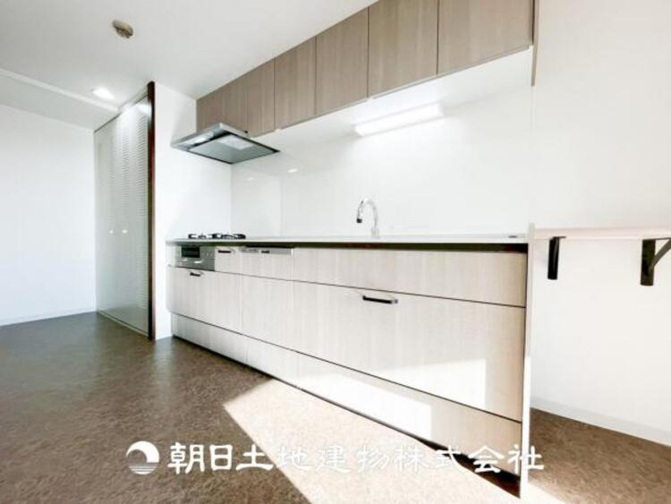 キッチン 【キッチン】日々の生活における家事の動線やリビングとの往来のしやすさに配慮し、お食事の準備や後片付けなどの家事を少しでも楽にするキッチンスペースを目指しました。毎日使う場所だからこそ。ストレスなく使えて、居心地が良くないといけないと思います。