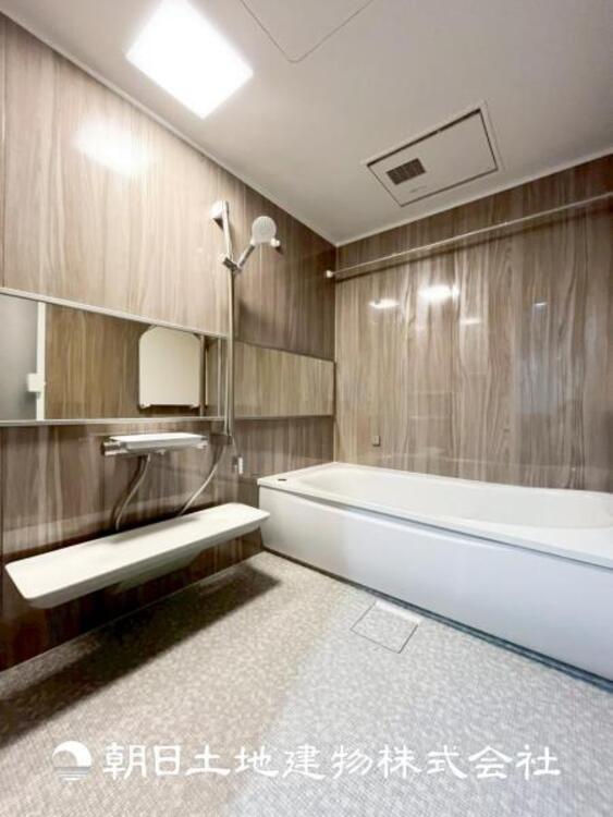 風呂 【浴室】上品な色合いが魅力のバスルームは、ほっと落ち着く空間を作り出しています。広々とした浴槽で体を癒やしながら、疲れを取り除けるような仕様です。お子様と一緒に楽しく入るのもいいですね。