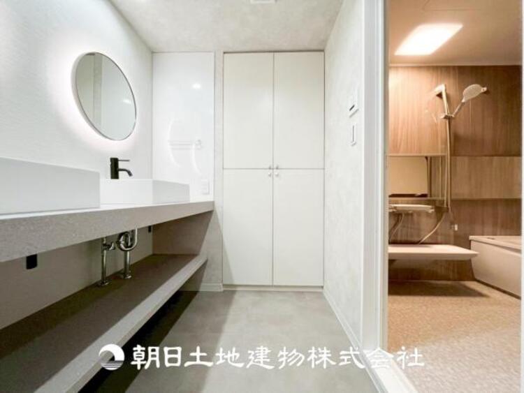 洗面 【洗面化粧台】広々とした洗面台は、日々の身だしなみチェックや歯磨きなど、朝の慌ただしい時間でも心に余裕とゆとりを作ってくれます。今日も１日頑張ろう。そう思える場所でありたいと思っています。