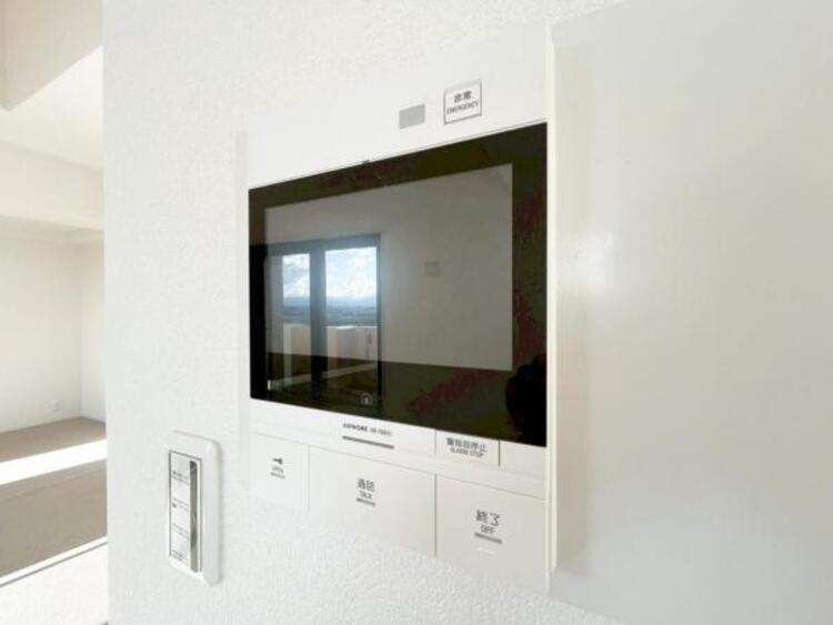 設備 【モニター付きインターホン】訪問者の確認が出来るので、セキュリティ対策にも最適のモニター付きインターホン。