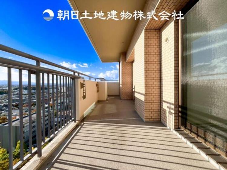 バルコニー 【バルコニー】太陽に愛された家。陽当り・通風に優れた魅力的で快適さを追求した住宅です。ここに住むからこそ意味がある。そんな特別感に浸りながら、毎日をお過ごし下さい。