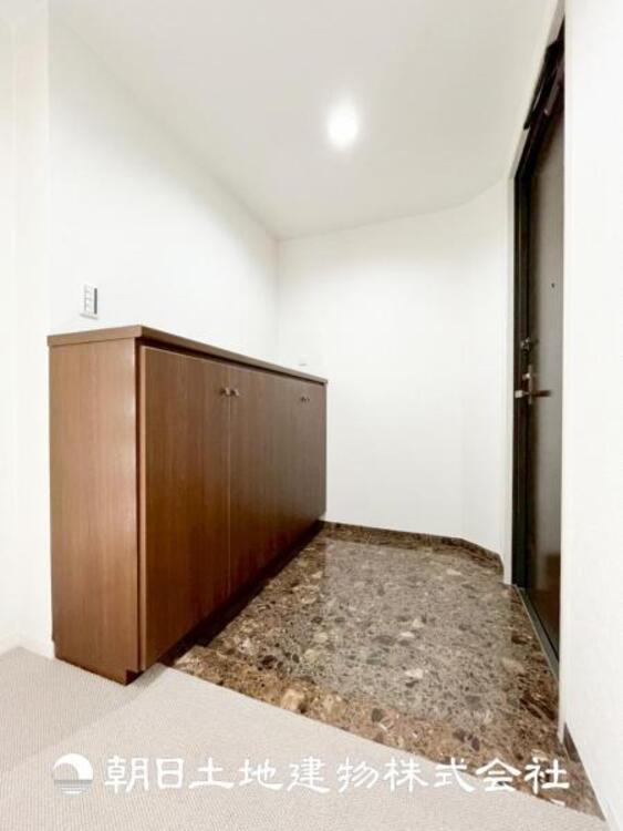 その他 【玄関】大切な家族、お客様をお迎えする玄関は住宅の入口。仕事が終わって疲れた日でも、あなたを受け入れてくれます。