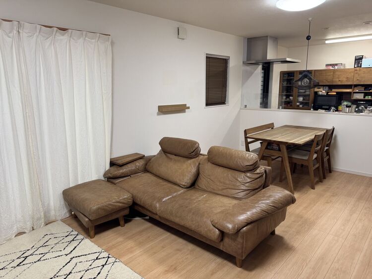 居間 【リビング】18.5帖のリビングです！所有者様が居住中につきご内覧をご希望の際は事前にご連絡下さい♪