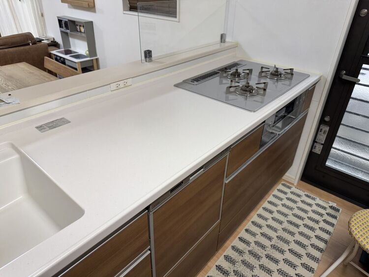 キッチン 【キッチン】3口のコンロにグリル付き、食器洗浄乾燥機のあるシステムキッチンです！