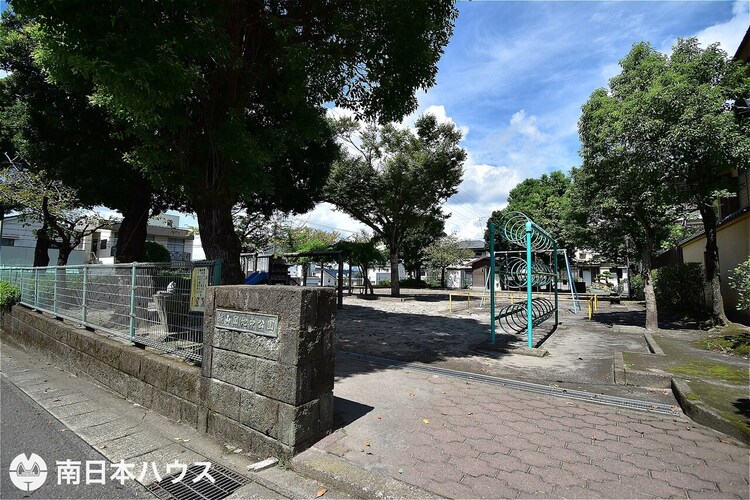周辺 【城山団地中公園】鹿児島市城山2丁目にある公園です。遊具、広場、トイレあり 徒歩 約3分（約220m）