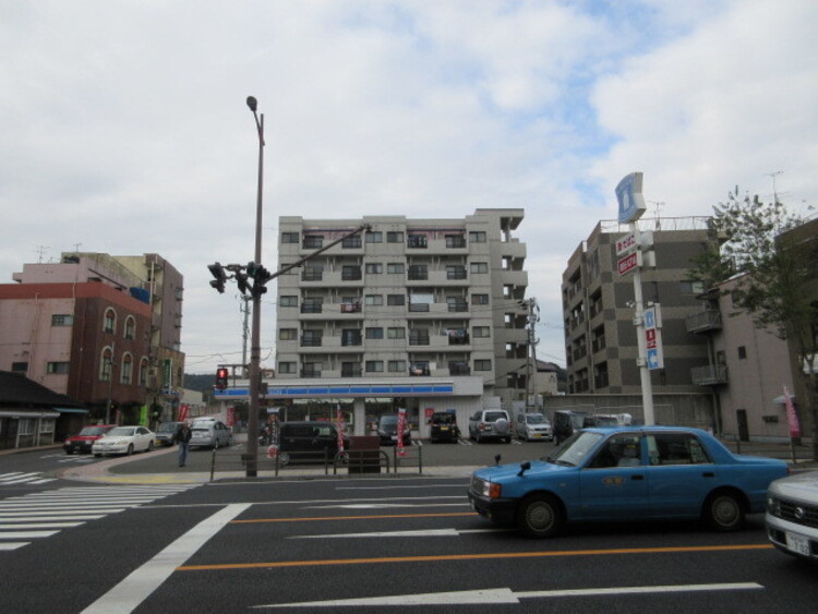 周辺 【ローソン草牟田二丁目店】飲食品、日用品を取扱うコンビニエンスストアー 徒歩 約12分（約930m）