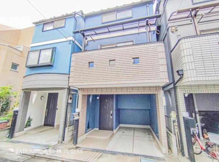 外観 住みやすさとデザイン性を両立させた欲張りな住宅が登場しました　相反しがちなことが相互作用でより良質に！本物だけが表現することができる質の高い機能美はよきものをつなげた古くからの伝統と最新技術の結晶です 