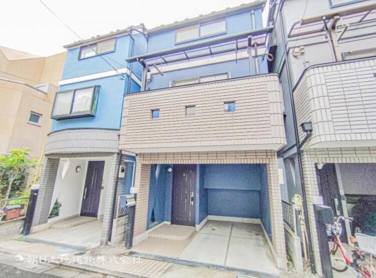 外観 おうちの前面道路は交通量の少ない生活道路で駐車もらくらく。車庫入れ苦手なママや小さなお子様も安心です　何気ない日常の中でストレスの少ない生活はふとした時に大きな満足をきっとあたえてくれます！！ 