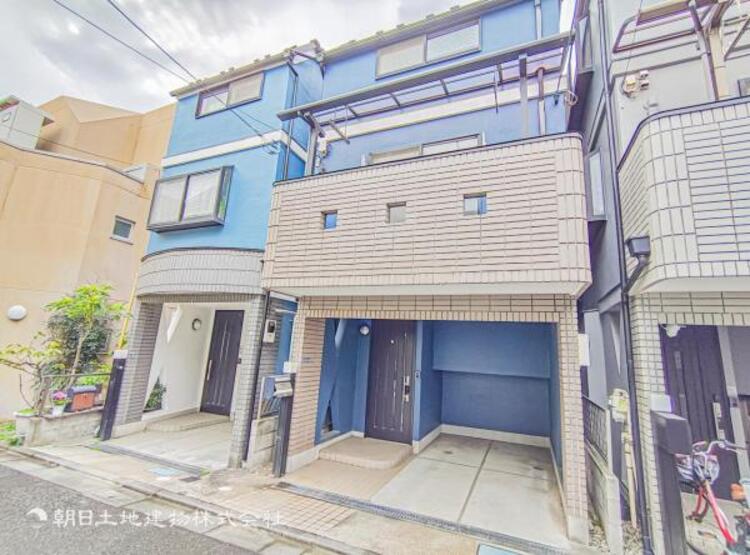 外観 青空を背景にスタイリッシュな外観が住まう人に誇りを与えます。駅周辺施設も利用でき快適生活が送れます！四季を通じて自然と触れ合えるスポットが周辺には沢山あり、お散歩やジョギング週末の遊びにおすすめです。 