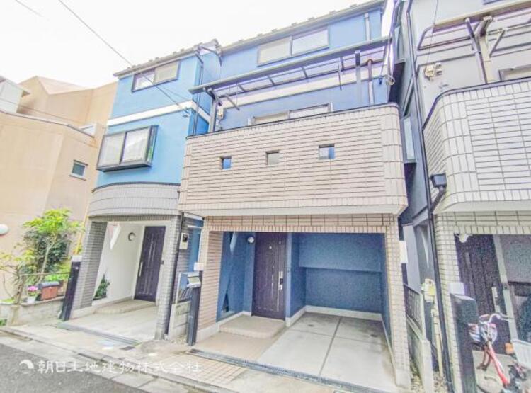 外観 快適な住環境エリアで爽やかな中にも温かみを感じるデザイン！！時と共に装いを変える街の景観も独り占め。採光や開放性に恵まれ、暮らしの夢を育む理想の住まいがここにはあります！この街の景観をお楽しみ下さい。 