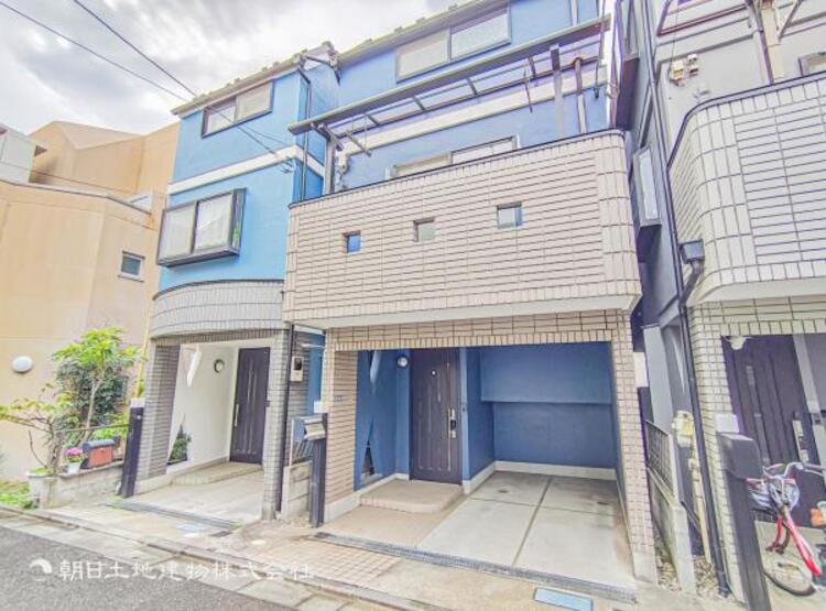 外観 一戸建てを中心とした街並が続き、静かで落ち着いた住環境です。心地よいライフスタイルが実現できる予感。少しでも豊かに、快適に。そんな想いから生まれた本邸宅は、これから先のお住まいをきっと支えてくれます。 