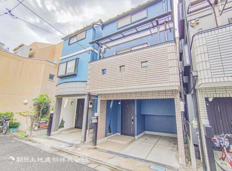 外観  長く愛着を持って住んで頂きたいから飽きのこないデザインに！！緑の潤いを感じながらホッと生活できそう。 閑静な住宅地に馴染む落ち着いた色合いの外観は月日が経っても温かみのある邸宅として佇み続けます。  