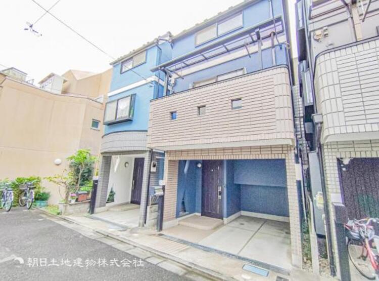 外観 美しい外観やくつろぎの空間にふさわしい素材で満ちております。機能性をも兼ねそろえた理想のお住まい。落ち着きある邸宅街が広がるエリアで、暮らしの夢を育む、あなただけの快適な新生活をはじめてみませんか？ 