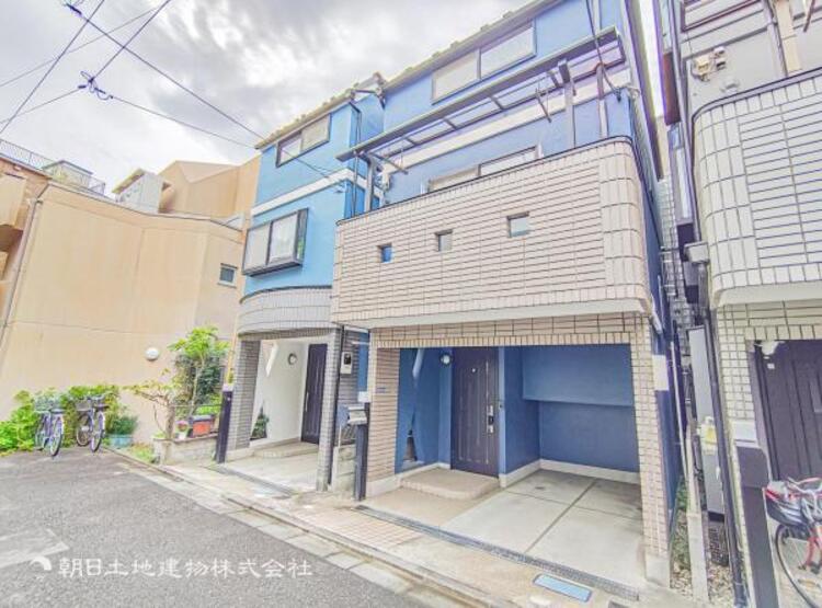 外観 おうちの前面道路は交通量の少ない生活道路で駐車もらくらく。車庫入れ苦手なママや小さなお子様も安心です　何気ない日常の中でストレスの少ない生活はふとした時に大きな満足をきっとあたえてくれます！！ 