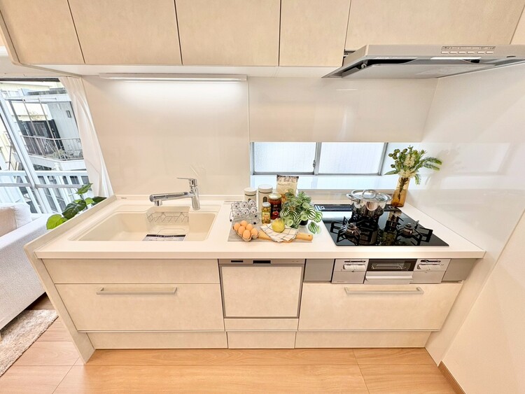 キッチン スマートな意匠と充実の機能を備えたキッチンが、暮らしにおいしい彩りを添えます。