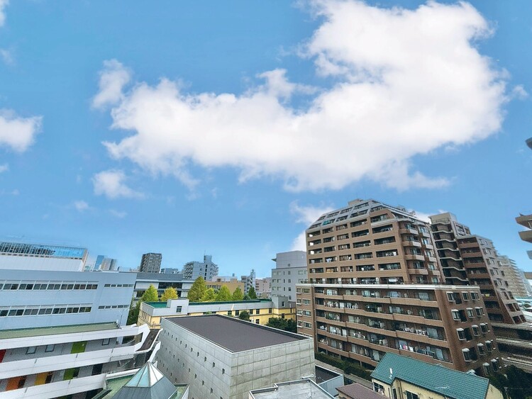 バルコニー 窓を開けると広がる青空。心をリフレッシュして日々を過ごしていきましょう。