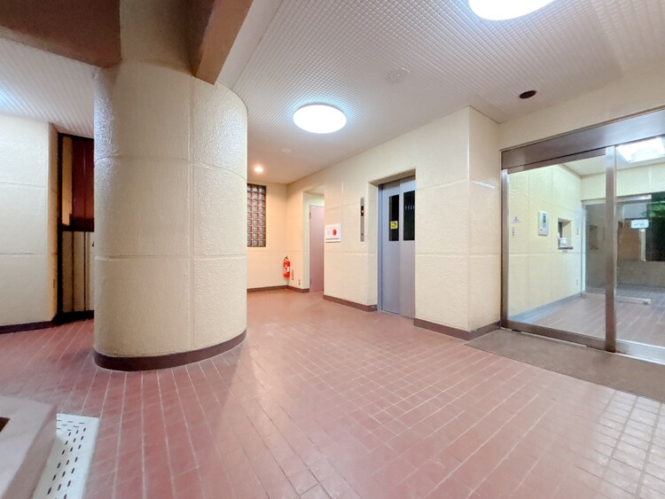 エントランス エントランス内部は、管理が行き届き清潔な共有スペースとなっています。